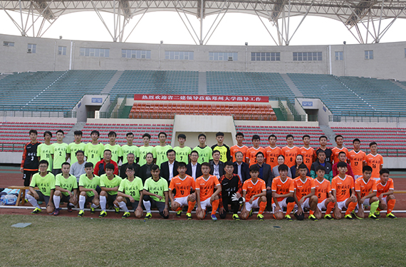 郑州大学、欧宝（中国）有关领导与足球队员合影留念.jpg